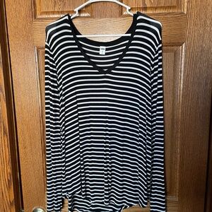 🦋3 for $10🦋 Old Navy Black and White Striped V-Neck Luxe Top